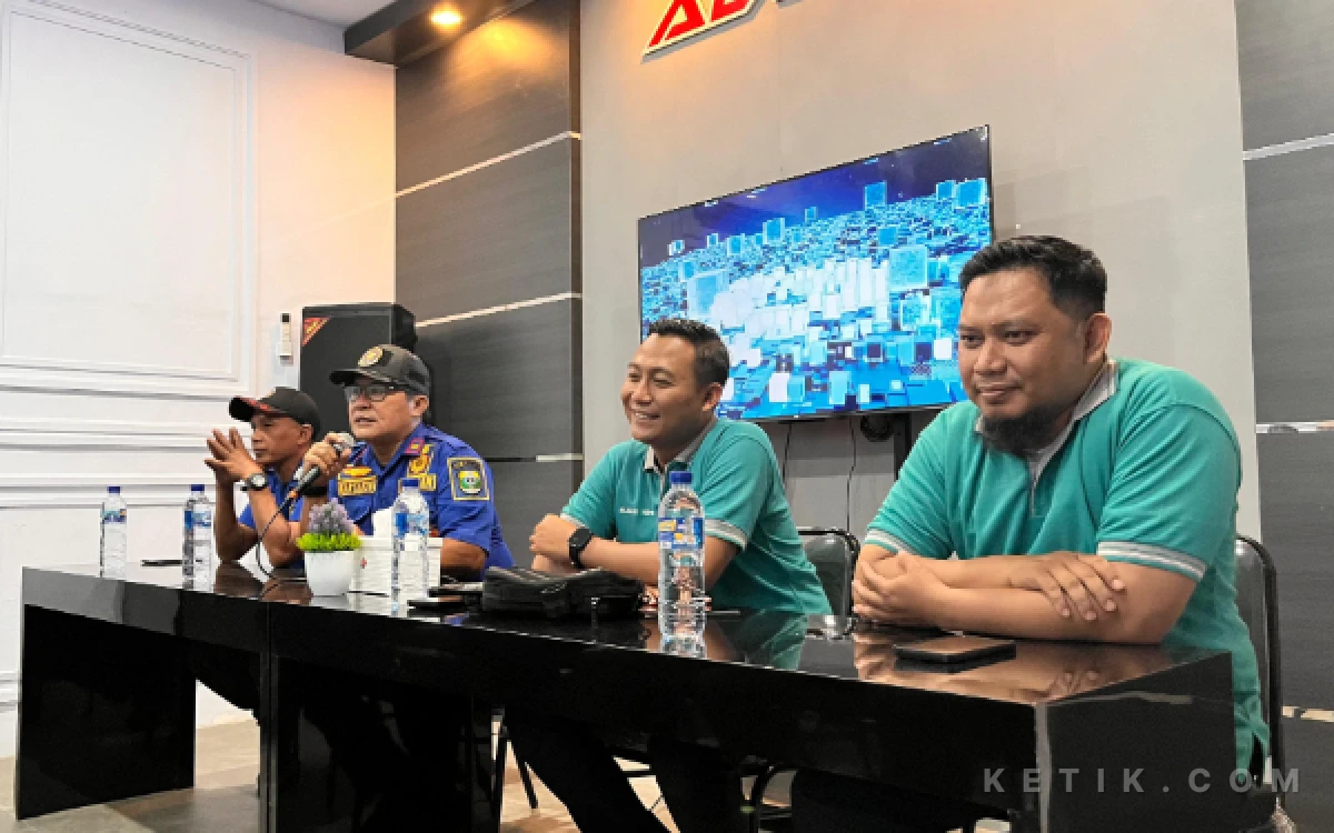 Foto Klinik Al Fatih Bondowoso dengan menggandeng Damkar Bondowoso dalam kegiatan sosialisasi dan penatalaksanaan kegawatdaruratan kebakaran.
Foto: Haryono/Ketik.com
