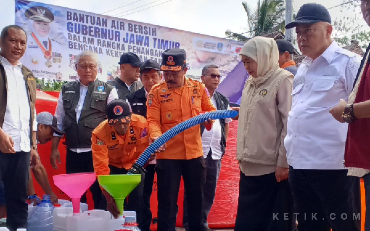 Thumbnail Berita - Dilanda Kekeringan, Gubernur Khofifah Turun Langsung ke Pagak Kabupaten Malang Bawa Air Bersih