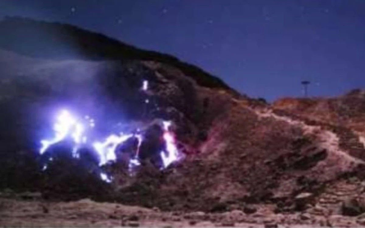 Thumbnail Berita - Blue Fire di Gunung Papandayan Sudah Muncul Sejak 2002, Apa yang Berubah?