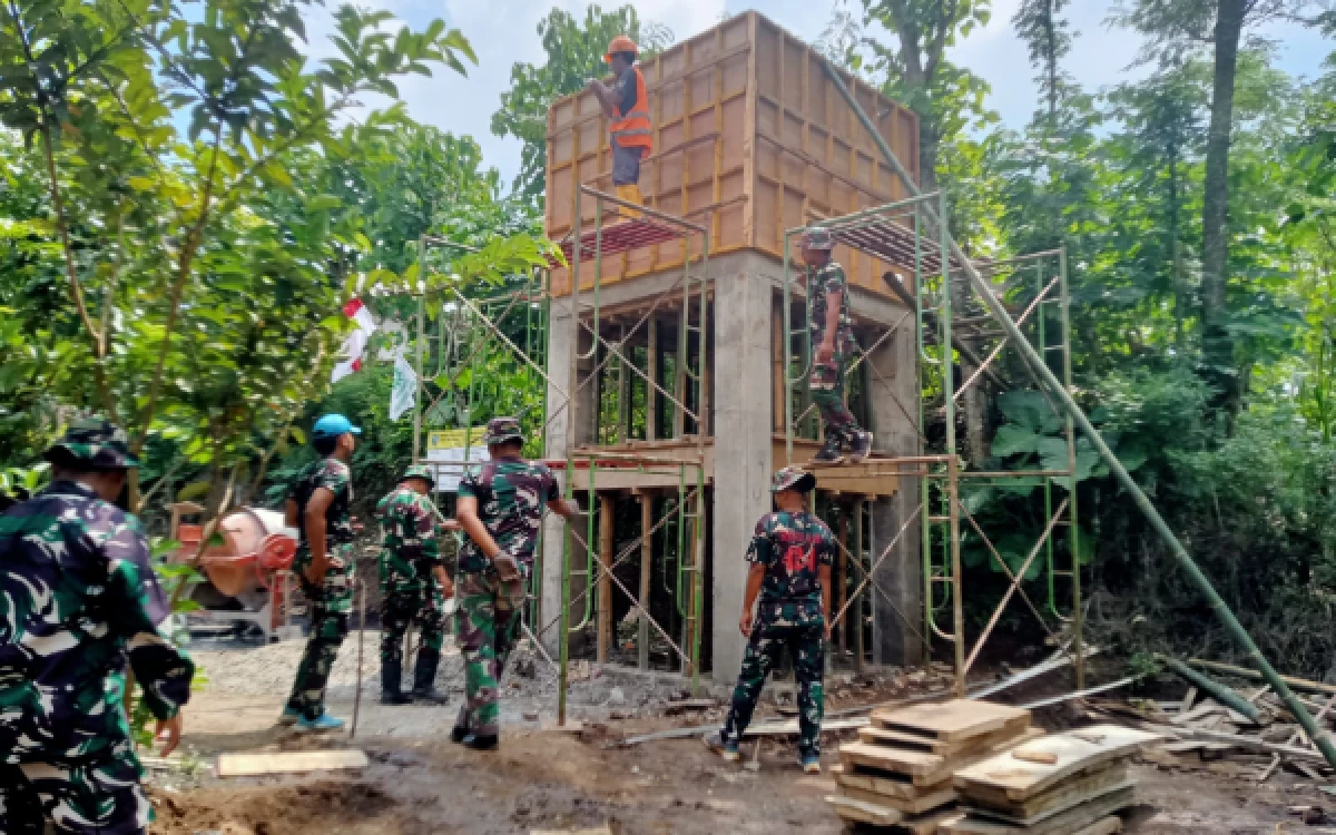 Thumbnail Berita - Danrem 083/Baladika Jaya Tinjau Pembangunan Pipanisasi SPAM TMMD ke-128 Kodim 0820 Probolinggo di Desa Brabe