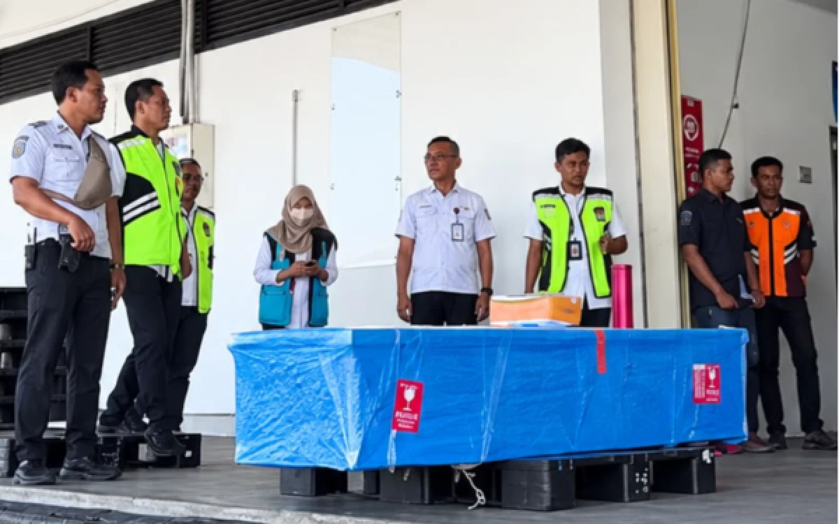 Thumbnail Berita - Dua Jenazah Korban KM Virgo Transport 8 Tiba di Juanda, Dipulangkan ke Daerah Asal