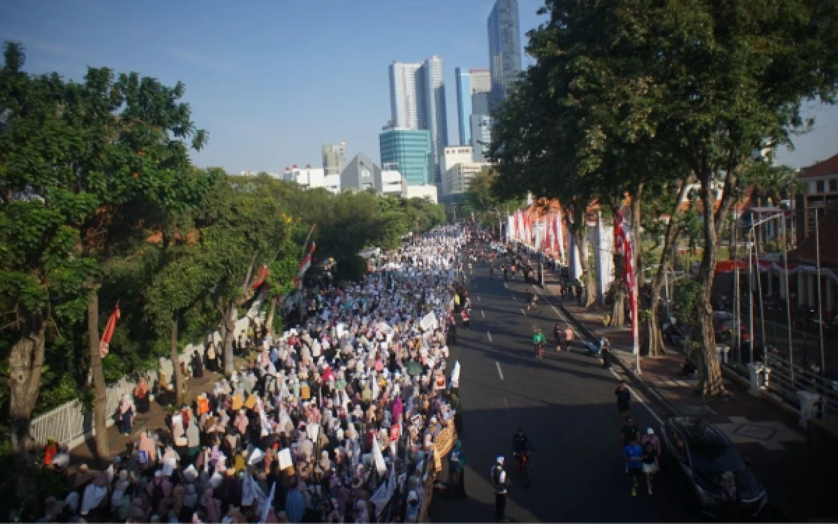 Thumbnail Berita - Ribuan Massa Gelar Demonstrasi Tolak LGBTQ di Grahadi Surabaya, Bawa 6 Tuntutan