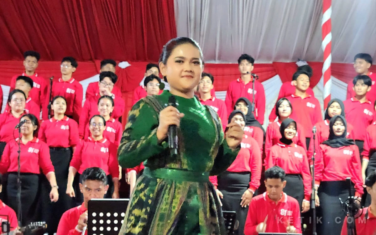 Thumbnail Berita - Buat Gubernur Khofifah Terkesan! Dari Sekolah Rakyat ke Tribun Grahadi, Suara Emas Deswita Maharani Hidupkan Mimpi Jadi Penyanyi