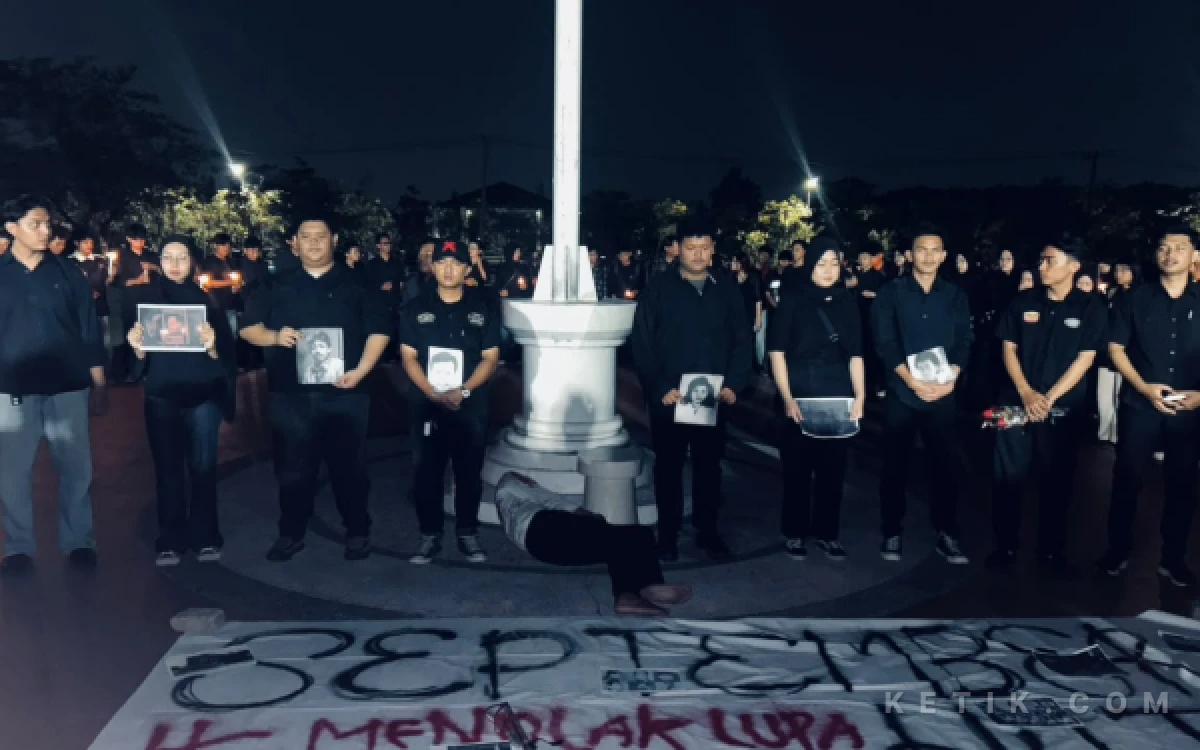 Foto Pemaparan kisah sejumlah tokoh yang gugur dalam menegakkan hak asasi manusia (HAM), Pada Hari Rabu, 30 September 2026 di Halaman Rektorat Unesa. (Foto: Devi/ketik.com)