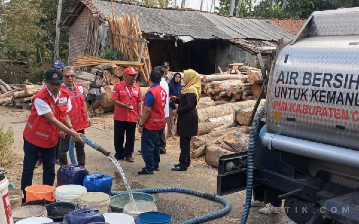 Thumbnail Berita - Kemarau Picu Krisis Air Bersih, PMI Cilacap Salurkan 1,225 Juta Liter ke 23 Desa