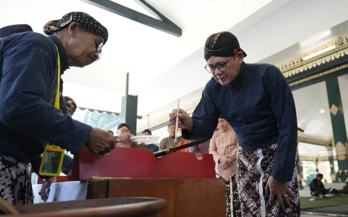 Foto Wabup Sleman Danang Maharsa (kanan) ikut menyucikan Tombak Kyai Turunsih dalam prosesi jamasan di Pendopo Parasamya. Di balik ritual, terselip pesan bagi pemimpin untuk menjaga 'welas asih' di tengah laju pembangunan yang pesat. (Foto: Pemkab Sleman for Ketik.com)