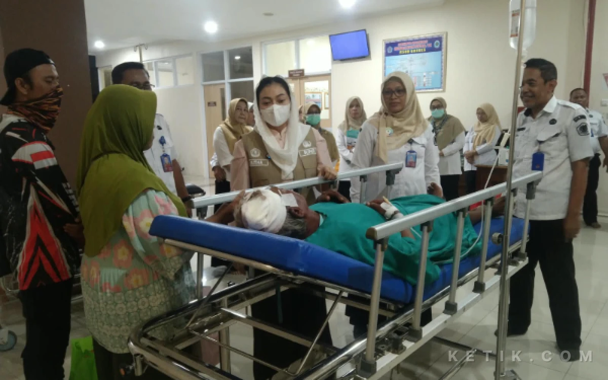 Thumbnail Berita - Bupati Brebes Jenguk Korban Pembacokan di Randusanga Kulon, Pastikan Biaya Ditanggung Pemkab