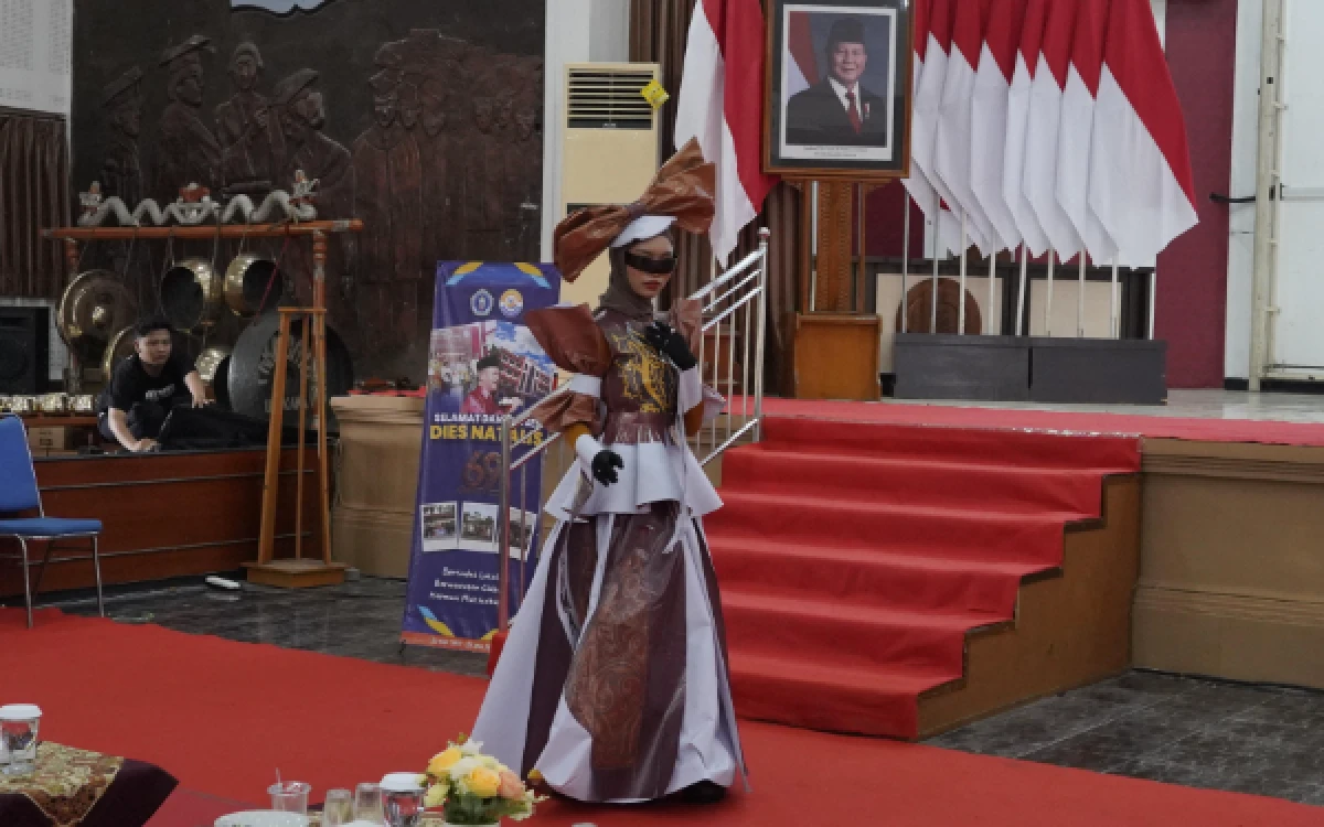 Foto Kompetisi fashion show menjadi salah satu rangkaian acara Dies Natalis Unikama ke-69. (Foto: Humas Unikama)