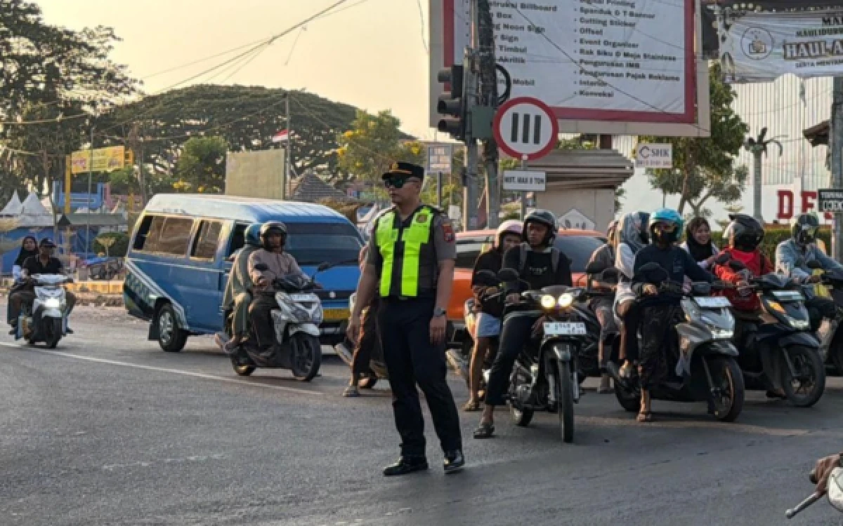 Thumbnail Berita - Atasi Kepadatan Jalur Daendels di Gresik, Kapolsek Bungah Turun Langsung Atur Lalu Lintas