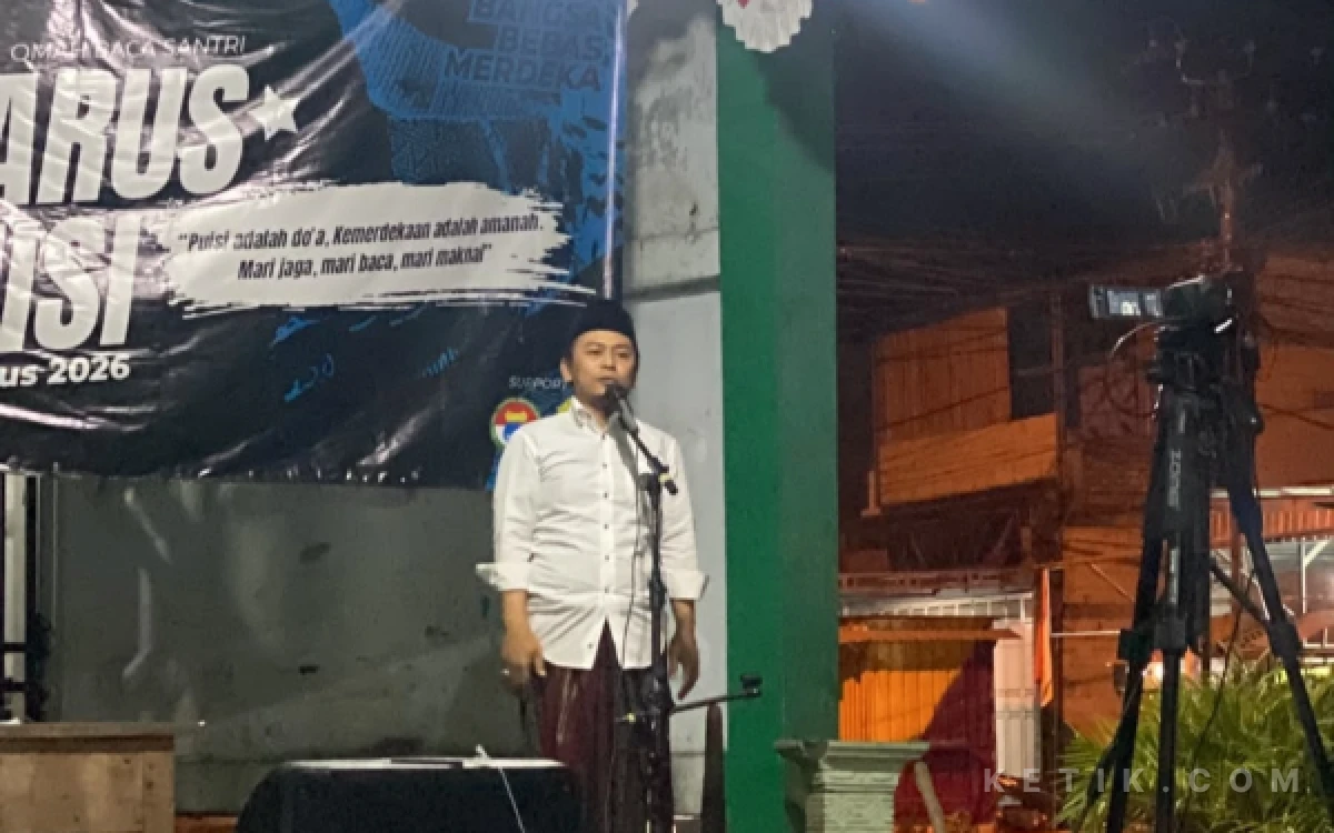 Foto Ulama Muda KH. Abdul Muiz saat membacakan karya "Siapakah Aku" di Tadarus Puisi di jalan KH Djoned Senori Tuban, Jawa Timur, 18 Agustus 2026 ( Foto: Ahmad Istihar/Ketik.com)