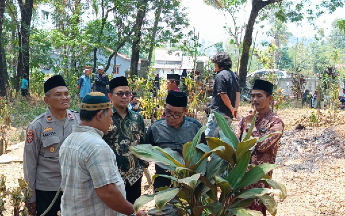 Thumbnail Berita - Kades Jatiroyom Riyanto Berpulang, Forkopimcam Bodeh Pemalang Turut Bertakziah