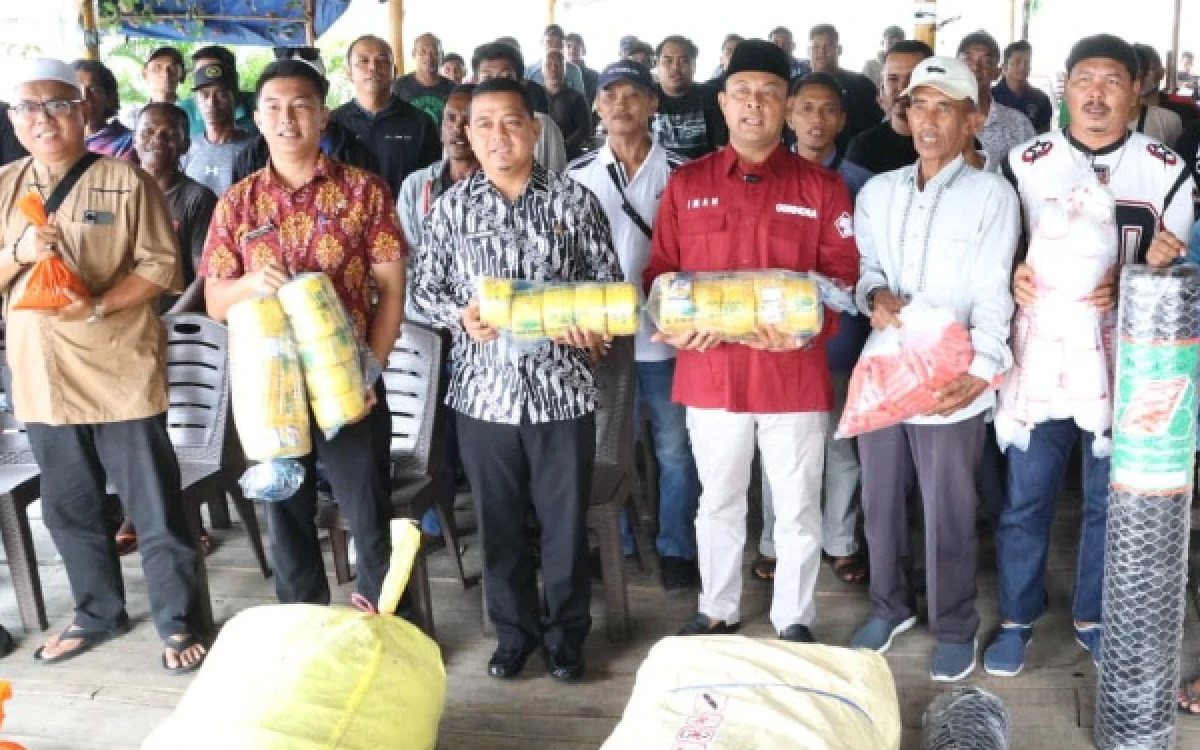 Thumbnail Berita - Ketua DPRD Kepri Iman Sutiawan Serahkan Bantuan  Alat Tangkap Ikan, Bentuk Perhatian kepada Nelayan Batam