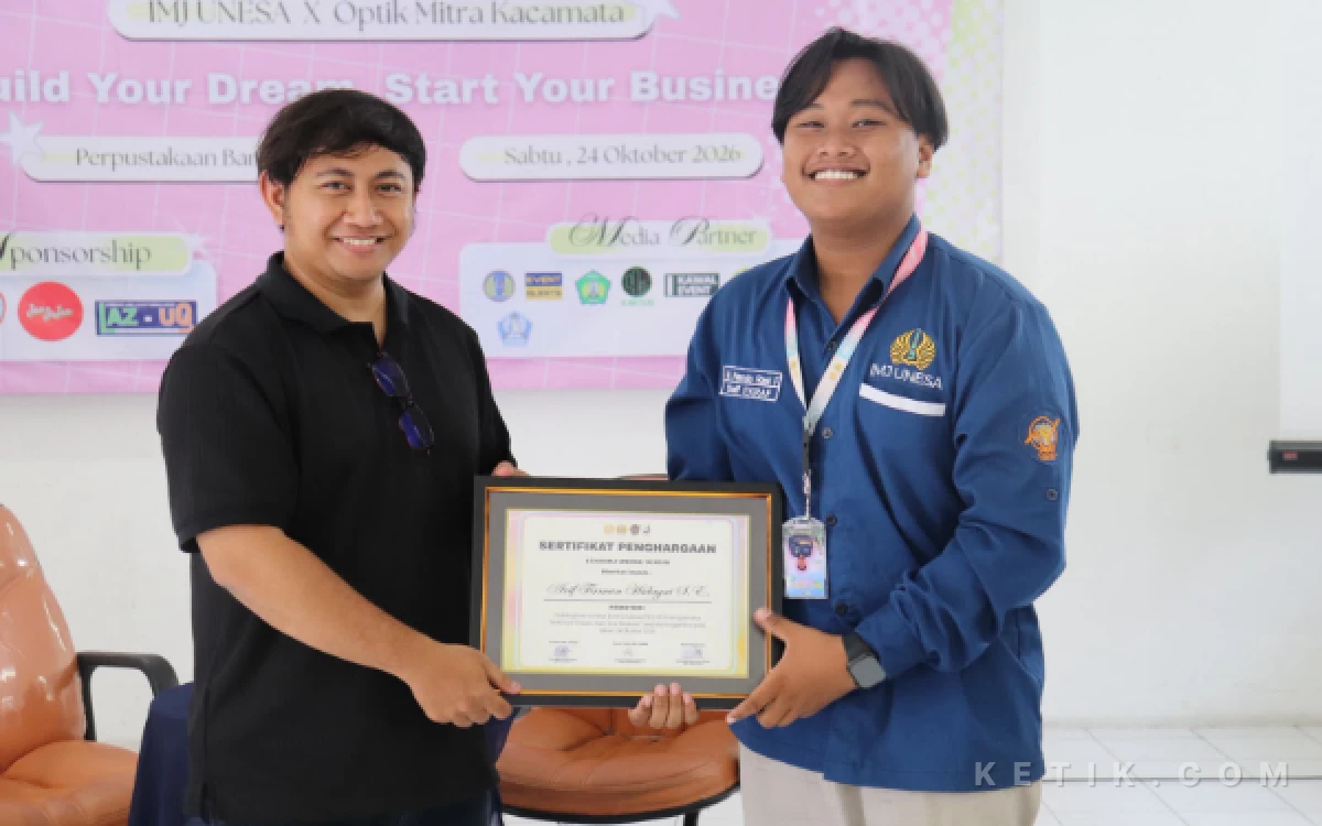 Foto Ketua Pelaksana Seminar Kewirausahaan IMJ UNESA, M. Nando Rasi Fahsan, menyerahkan sertifikat penghargaan kepada pemateri Arif Firman Hidayat. (Foto: Putri Nabilla Setiyanti/Ketik.com)