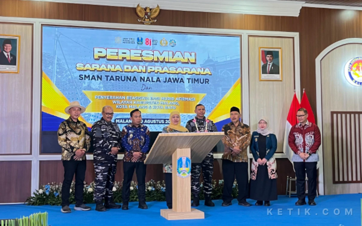 Foto Gubernur Jawa Timur, Khofifah Indar Parawansa saat meresmikan beragam fasilitas penunjang di SMA Taruna Nala Malang. (Foto: Lutfia/Ketik.com)