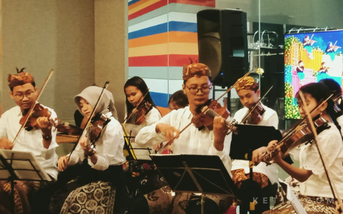 Thumbnail Berita - Penampilan Lintas Generasi, POSS Surabaya Bawa Enam Repertoar dalam Mini Concertino di Seniman Coffee