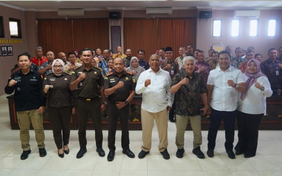 Foto Foto bersama Bupati Sleman, Harda Kiswaya, dan Kepala Kejari Sleman, Dinar Kripsiaji, bersama seluruh jajaran usai kegiatan silaturahmi. Kebersamaan ini menjadi simbol solidnya komitmen antarinstitusi dalam mendukung pembangunan dan pelayanan publik yang transparan di Bumi Sembada. (Foto: Lik Is for Ketik.com)