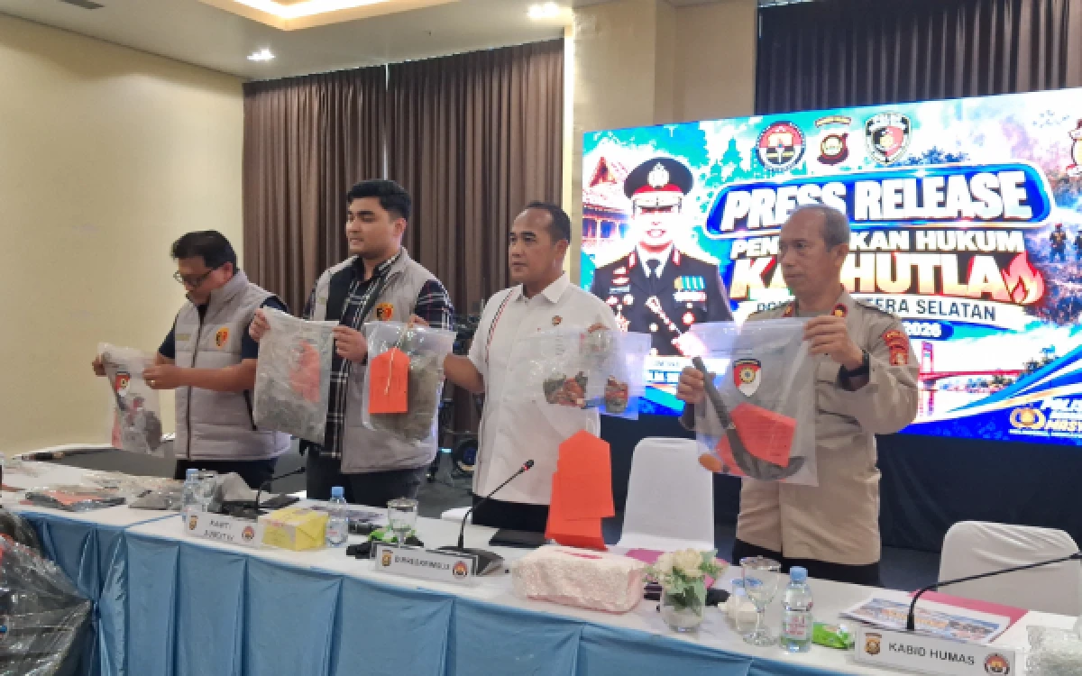 Foto Barang bukti yang diamankan dari tersangka kasus karhutla ditampilkan saat update karhutla di Mapolda Sumsel, Kamis 29 Oktober 2026. (Foto : Yola/Ketik.com)