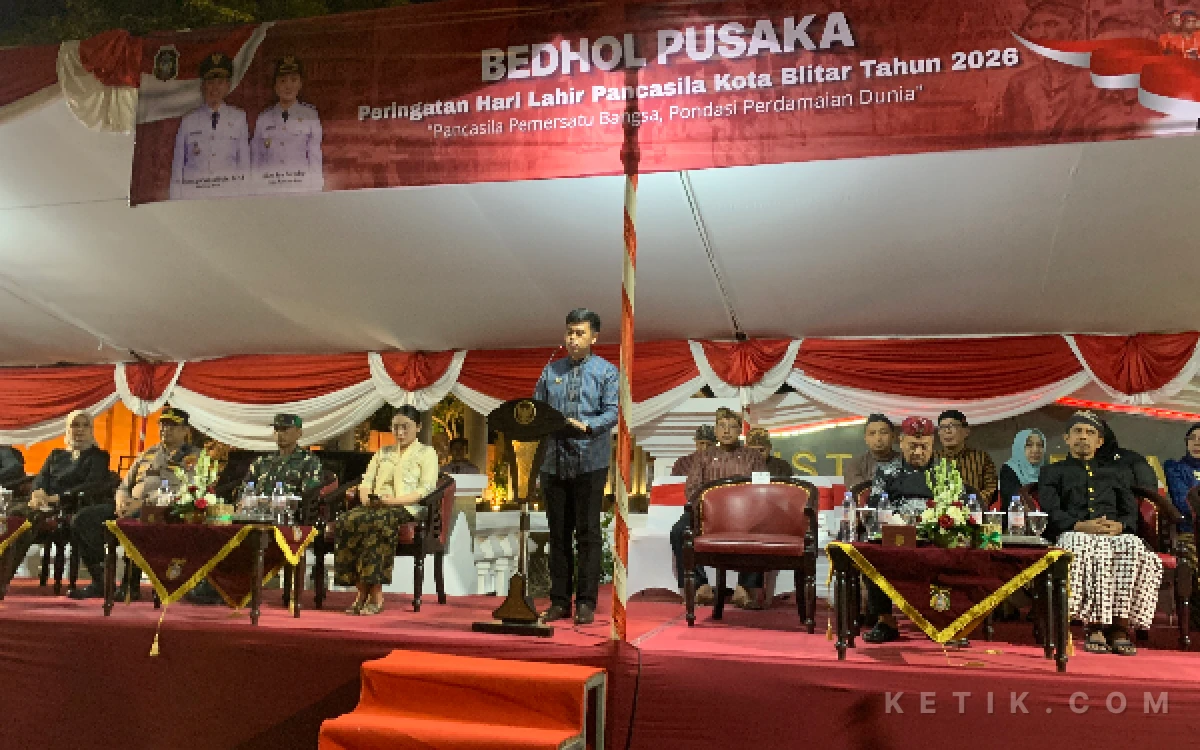 Thumbnail Berita - Ribuan Warga Padati Jalanan, Pawai Lampion Grebeg Pancasila Terangi Malam Kota Blitar