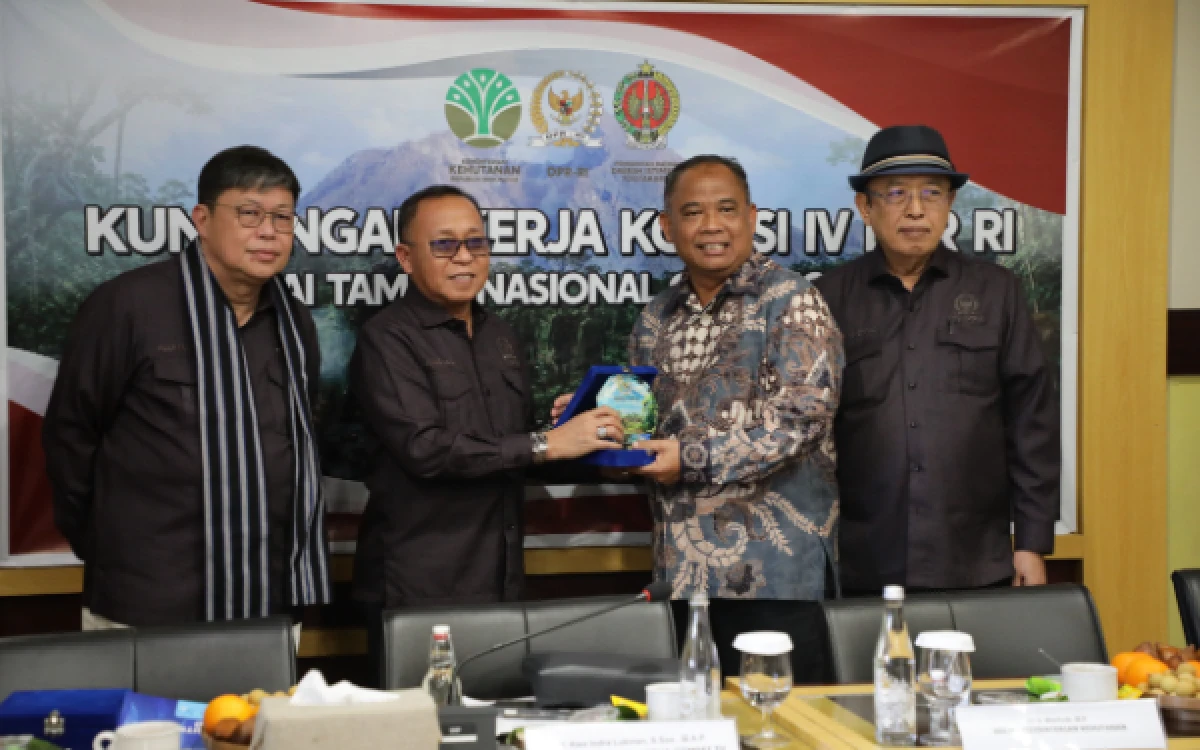 Foto Bupati Sleman Harda Kiswaya (baju batik) menerima plakat kenang-kenangan dari Komisi IV DPR RI dan Balai TNGM. (Foto: Pemkab Slmn for Ketik.com)