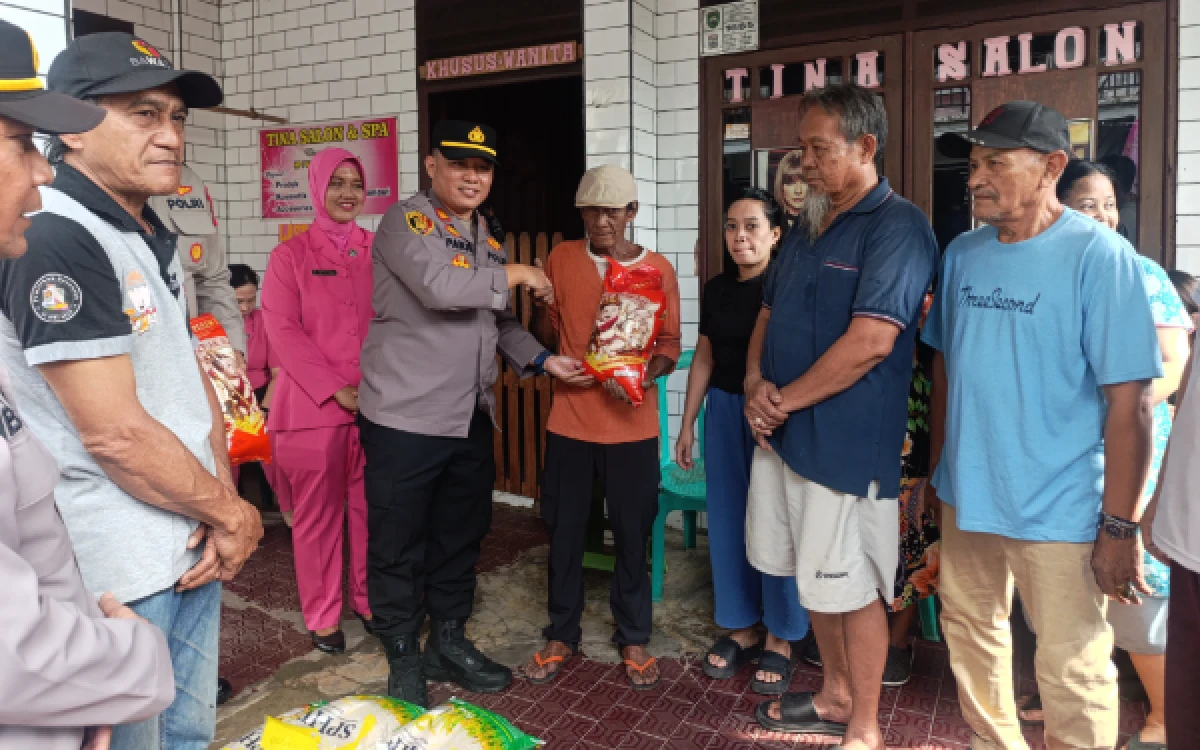 Foto Kapolsek KSK Boom Baru Palembang, AKP R. Nugroho Panji saat bemberi bantuan kepada para korban kebakaran rumah di Lorong Lawang Kidul Darat, Kelurahan Lawang Kidul, Kecamatan Ilir Timur II, Palembang, Jum'at 14 Agustus 2026. (Foto : Yola/Ketik.com)