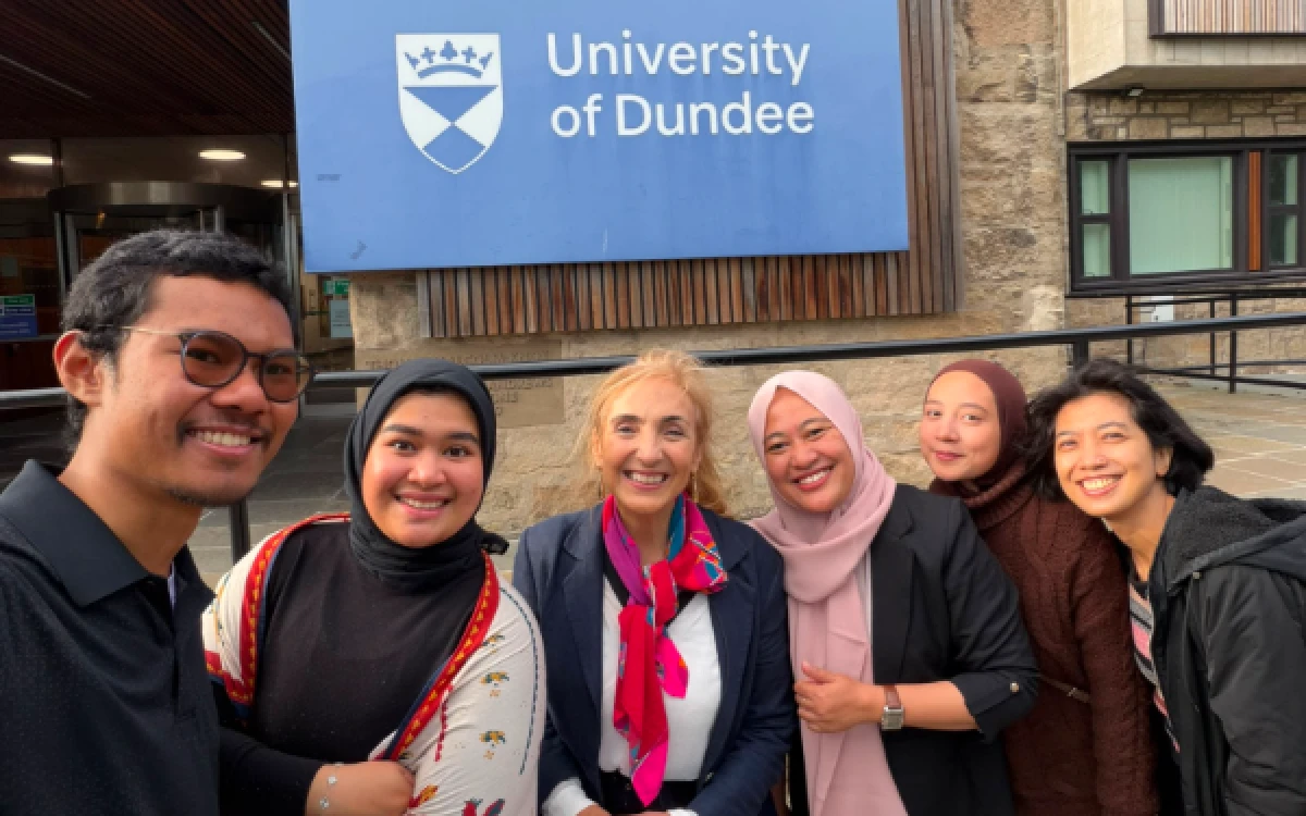 Foto Indah Dwi Qurbani bersama rekan-rekannya di University of Dundee, Skotlandia. (Foto: Dok. Pribadi)