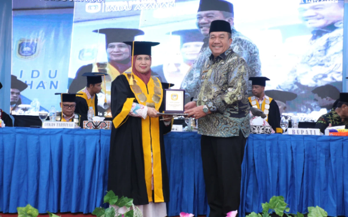 Thumbnail Berita - Bupati Asahan Taufik Hadiri Wisuda 199 Sarjana, IAIDU Selangkah Lagi Jadi Universitas