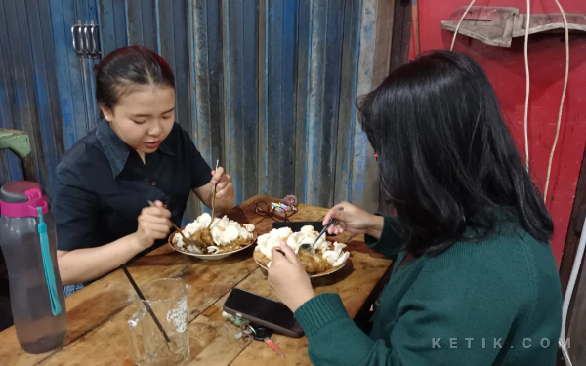 Foto Dua pelanggan Tahu Tek Ndublek, Sari dan temannya, menikmati seporsi tahu tek telur standar, pada 28 September 2026 (Foto: Tamtatsila Dwi Ardiansyah/ketik.com)