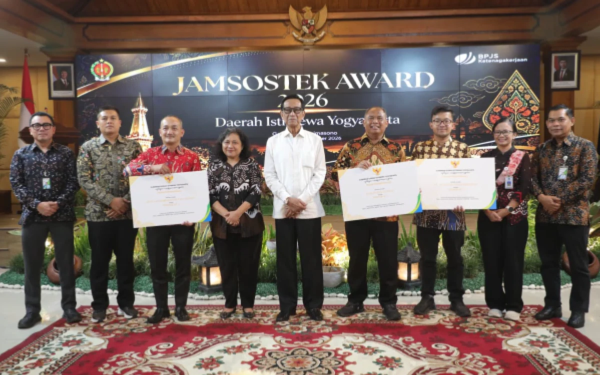 Foto Para penerima penghargaan Jamsostek Award 2026 Tingkat DIY berfoto bersama Gubernur DIY Sri Sultan Hamengku Buwono X usai acara penganugerahan. (Foto: Pemkab Sleman)