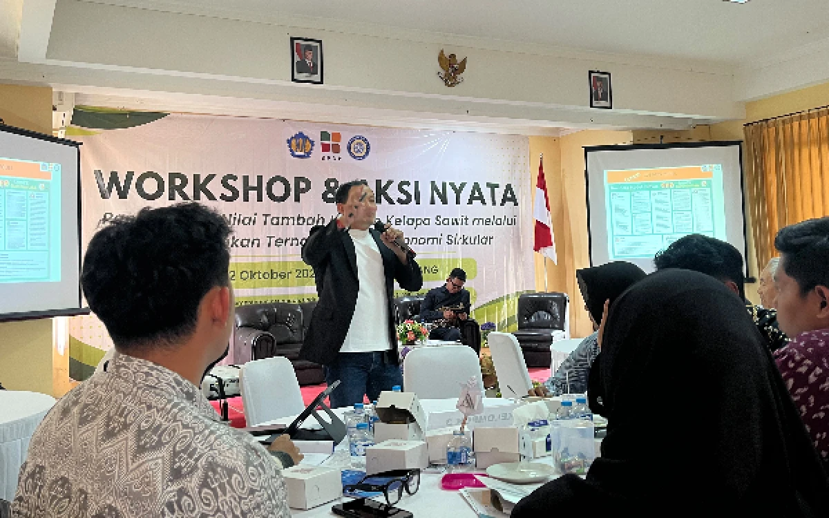 Thumbnail Berita - Sulap Limbah Sawit Jadi Pakan Ternak, BPDP dan FEB Unair Beri Pelatihan Bisnis Peternak Malang