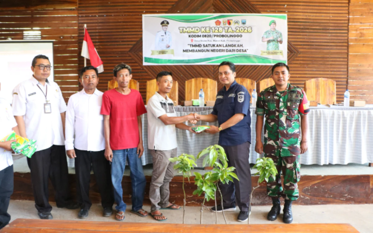 Thumbnail Berita - Dukung Ketahanan Pangan, TMMD Ke-128 Kodim 0820 Probolinggo Salurkan 900 Bibit Alpukat dan 150 Kg Bibit Jagung