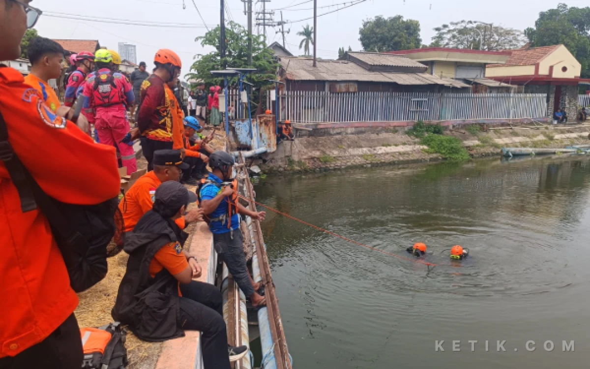 Foto Pencarian tidak hanya menyisir sungai Jagir tapi juga dilakukan penyelaman. (Foto : Humas Basarnas Surabaya)