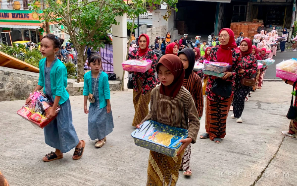 Thumbnail Berita - Atur Pisungsung Merti Bumi Tulungrejo, Warga Persembahkan Hasil Bumi untuk Sedekah