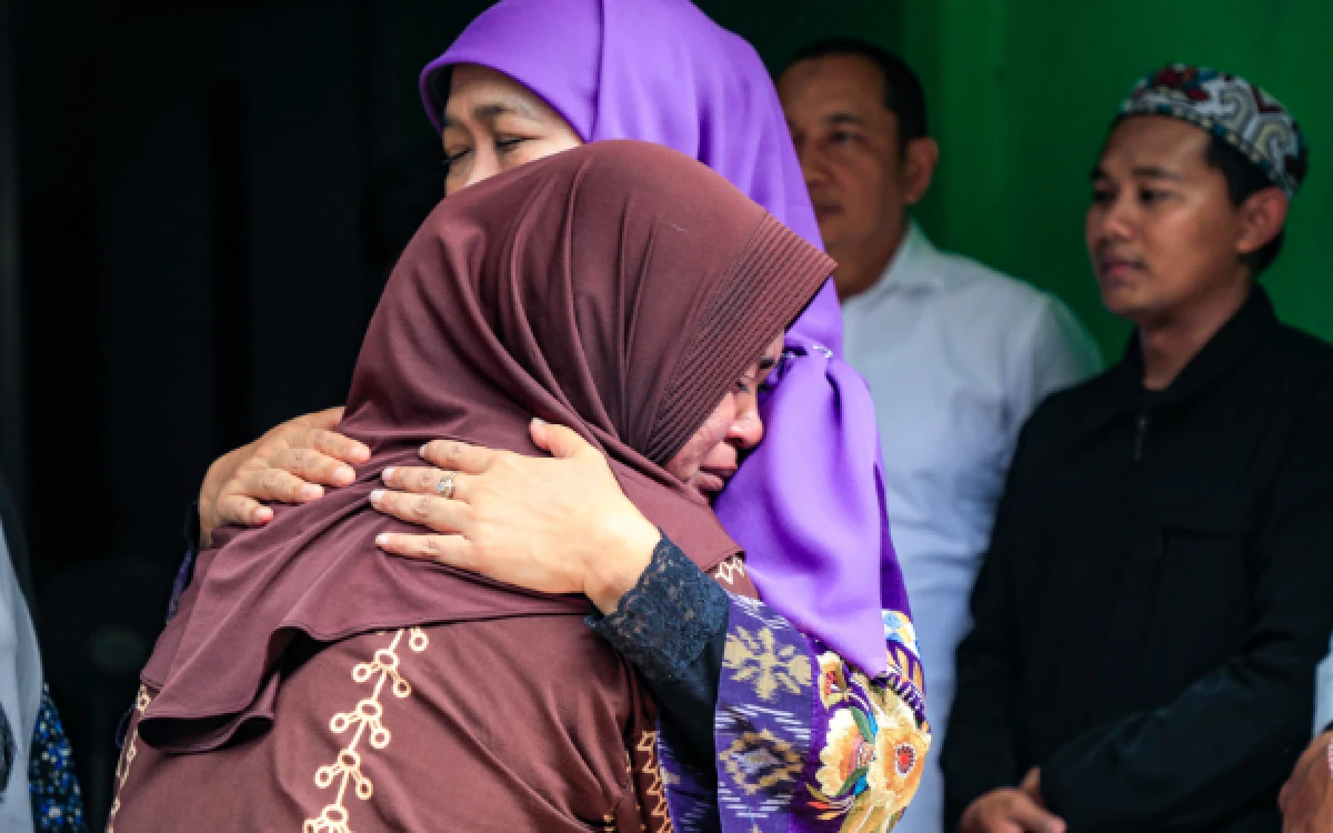 Thumbnail Berita - Gubernur Khofifah Takziah ke Keluarga Korban KM Virgo Transport 8, Santuni dan  Fasilitasi Pendidikan di Sekolah Rakyat