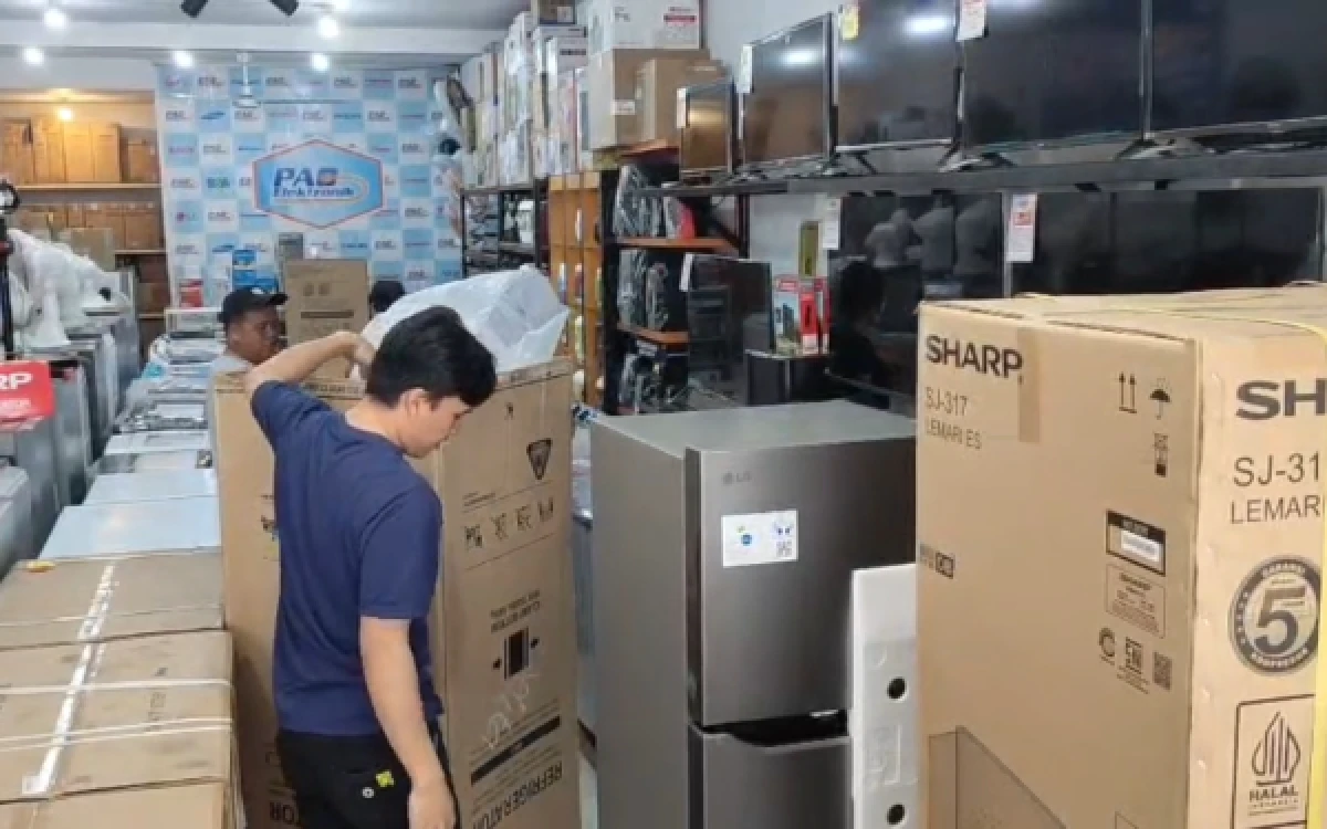 Thumbnail Berita - Dampak Rupiah Melemah! Harga Elektronik di Malang Melonjak hingga 20 Persen, Penjualan Langsung Anjlok