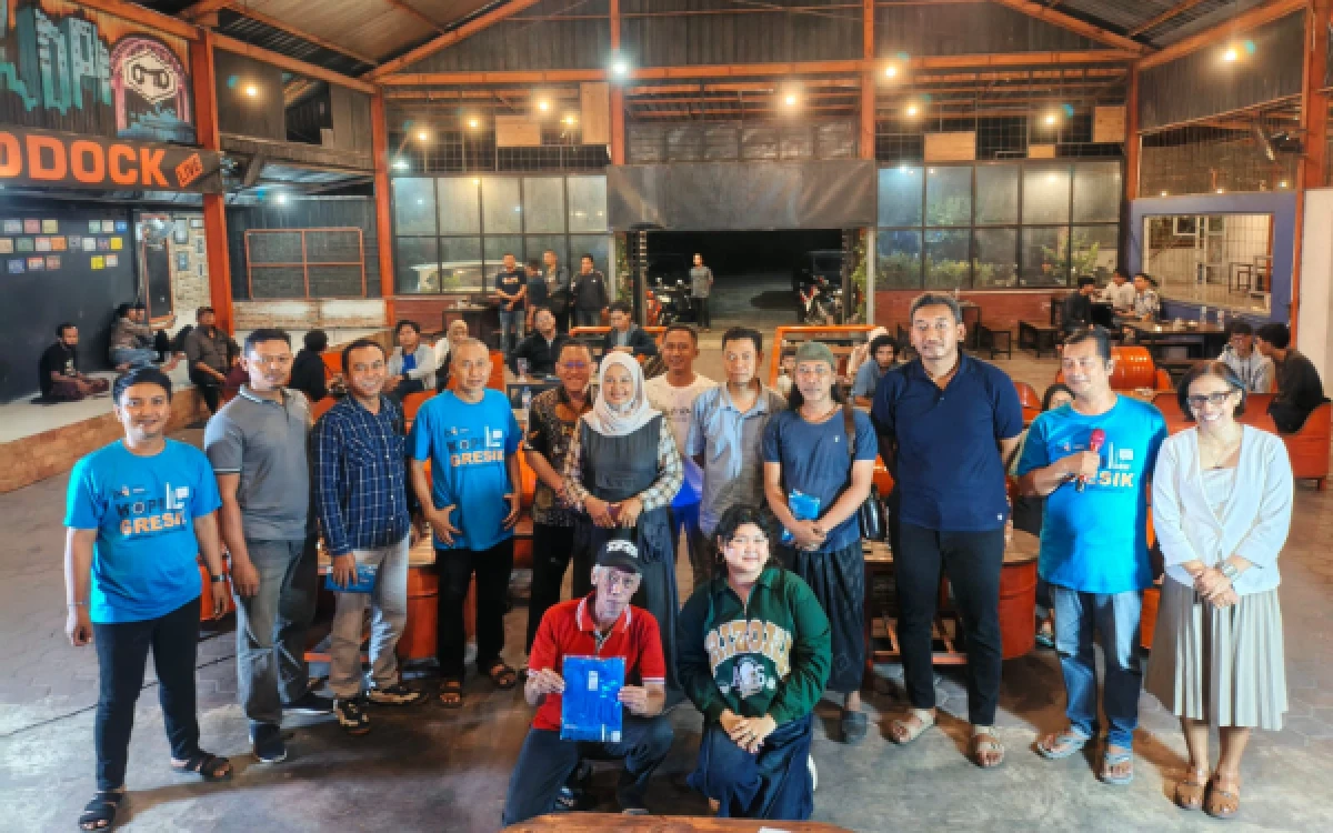 Foto Panitia, narasumber, tamu undangan, dan peserta diskusi ‘Ngopi dan Opini Gresik’ berfoto bersama usai acara di Paddock Caffe, Desa Abar-Abir, Kecamatan Bungah, Gresik. (Foto: Dok. Istimewa)