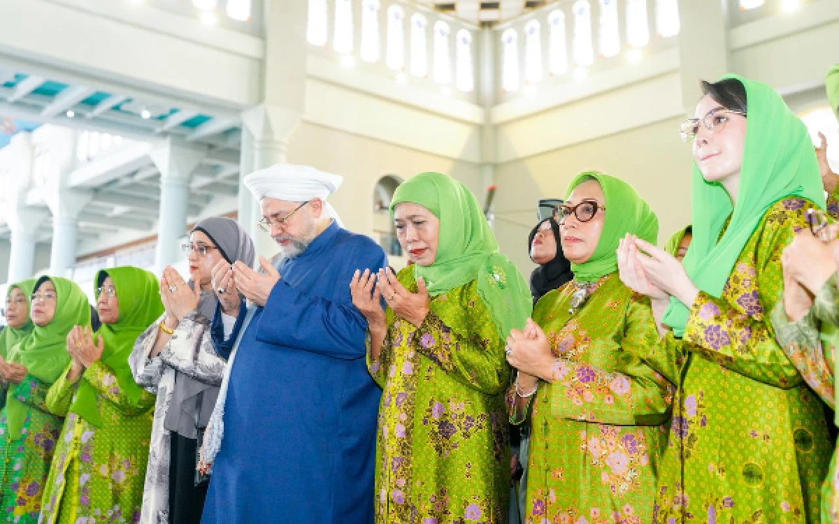 Thumbnail Berita - Harlah ke-80 Muslimat NU di Masjid Al Akbar, Khofifah Bersama Syeikh Afeefuddin dan 15 Ribu Jemaah Bawa Pesan Perdamaian Dunia