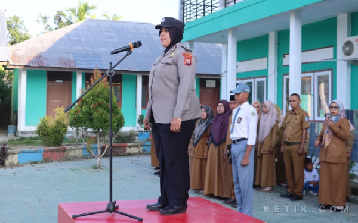 Thumbnail Berita - Polwan Polres Halmahera Selatan Masuk Sekolah, Bentengi Pelajar dari Narkoba hingga Bullying