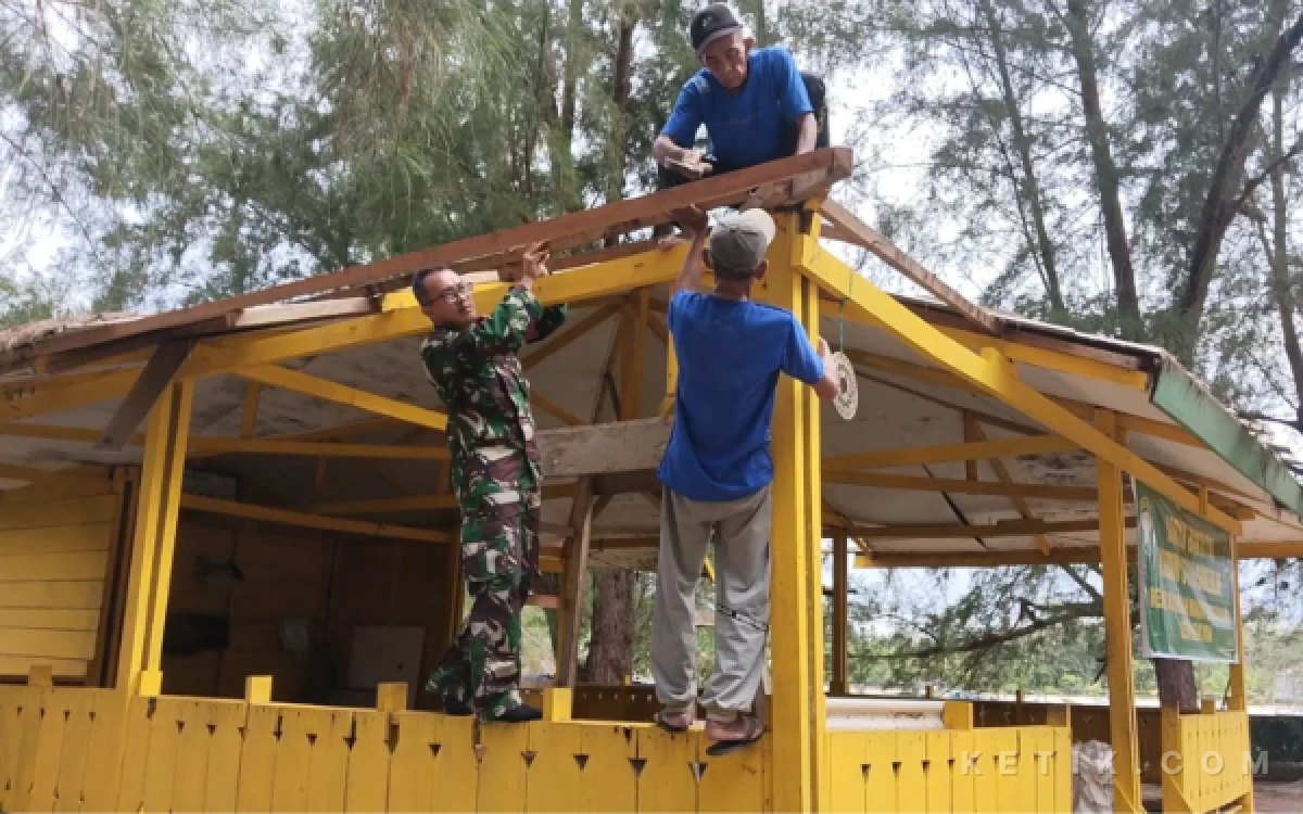 Thumbnail Berita - Babinsa dan Warga Gotong Royong Renovasi Musholla Makam Teuku Diujung di Simeulue