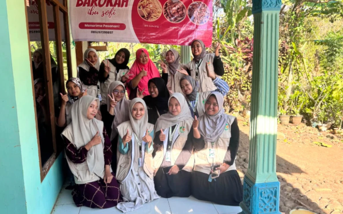 Thumbnail Berita - Mahasiswa KKN UINSA Perkuat Pemasaran Digital Lima UMKM Desa Condong Probolinggo