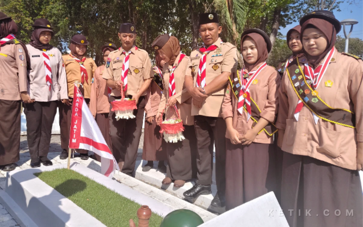 Foto Wakil Ketua Bidang Gudep, Sako dan Korwil, Basuki Babusalam (empat dari kanan) memimpin doa untuk almarhum pejuang yang telah meninggal dunia di TMP Mayjen Sungkono, Surabaya, Rabu, 5 Agustus 2026. (Foto: Fitra/Ketik.com)
