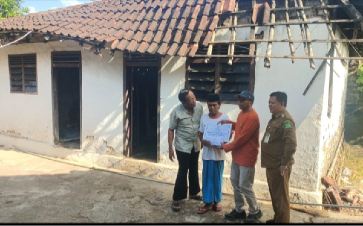 Thumbnail Berita - Rumah Warga Desa Ellak Laok Kecamatan Lenteng Dapat Bantuan Bupati Melalui BAZNAS Sumenep