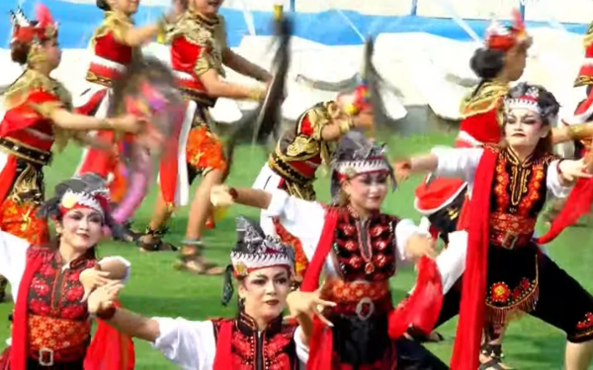 Thumbnail Berita - Bangga! Tari Kolosal dan 200 Seniman Jatim Tampil di Upacara HUT Ke-81 RI di Istana Merdeka