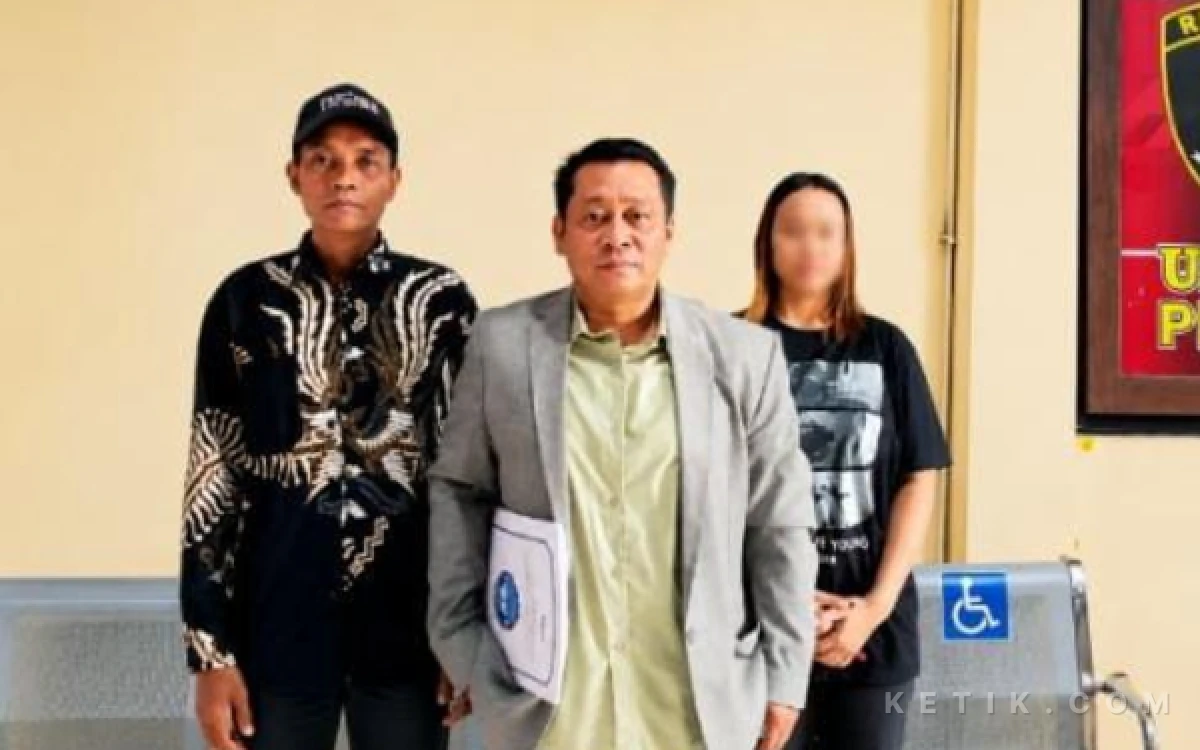 Foto Ayah korban didampingi kuasa  hukum, Danur Suprapto, S.H., M.H., bersama korban usai melaporkan dugaan tindak pidana ke Unit Pelayanan Perempuan dan Anak (PPA) Satreskrim Polres Pacitan, Senin, 3 Agustus 2026. Laporan tersebut berkaitan dengan dugaan penolakan tanggung jawab atas kehamilan yang berujung batalnya rencana  pernikahan terlapor dengan perempuan lain. (Foto: Danur S. for Ketik)