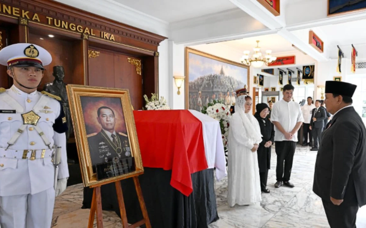 Thumbnail Berita - Prabowo Beri Penghormatan Terakhir untuk Mantan Menhan Ryamizard