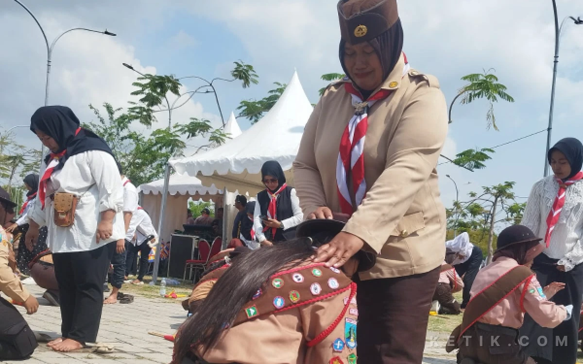 Foto Ghia saat membasuh kaki ibu sebagai bakti kepada orang tua dalam pengukuhan pemecahan rekor MURI dan  pelantikan Pramuka Garuda. (Foto : Sutejo RC/ketik.com)