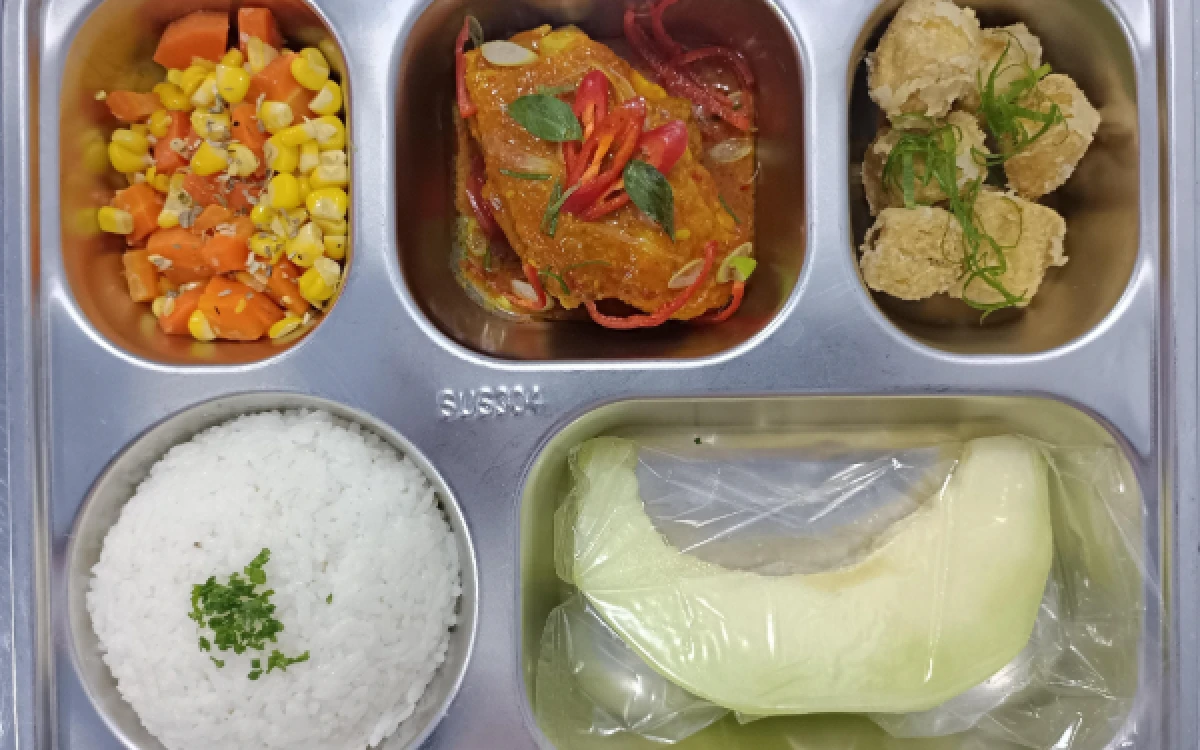 Foto Salah satu Menu Progam Makan Bergizi Gratis/MBG yang standar ukuran operasional prosedur dari Badan Gizi Nasional, Senin 27 Juli 2026 (Foto: Ahmad Istihar/Ketik.com)