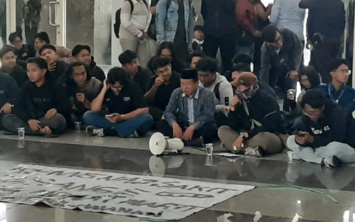 Thumbnail Berita - UINSA Surabaya Dijaga Polisi, Mahasiswa Sampaikan 5 Tuntutan Kepada Rektor Akhmad Muzakki