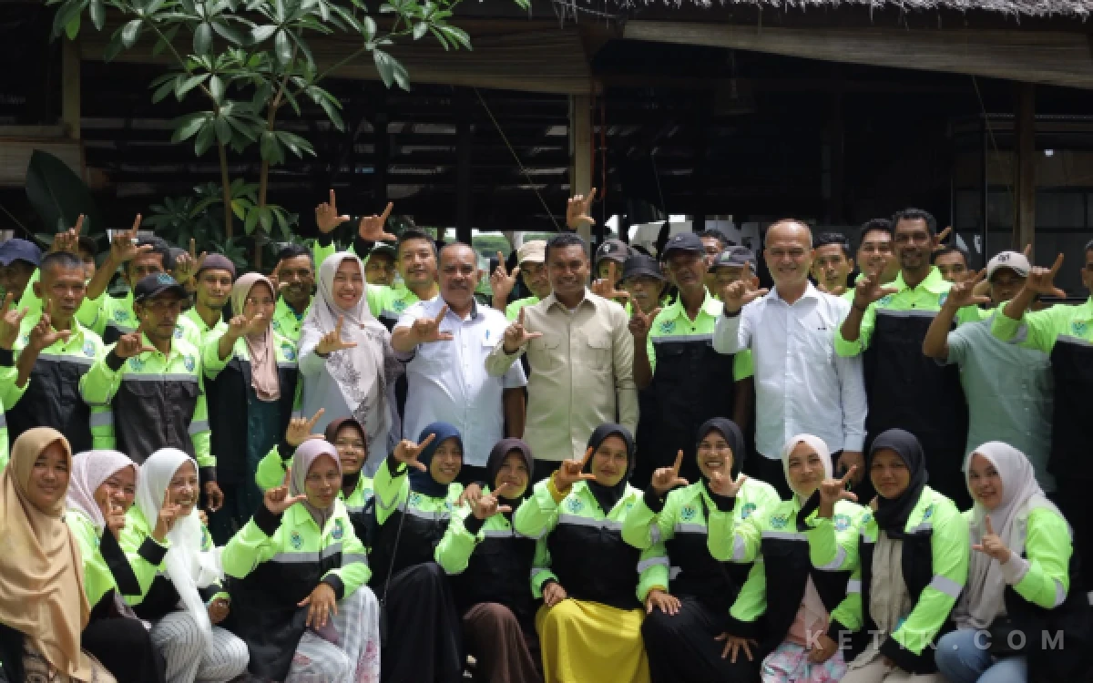 Thumbnail Berita - Makan Siang dengan Petugas Kebersihan, Bupati Abdya Janjikan Gaji Naik Jadi Rp2 Juta