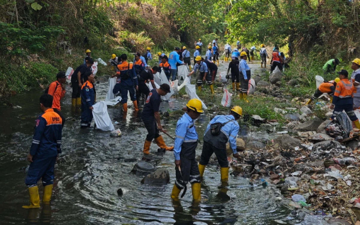 Thumbnail Berita - Miris! Berton-ton Sampah Diangkat dari Sungai Kota Malang, DLH Soroti Kebiasaan Warga