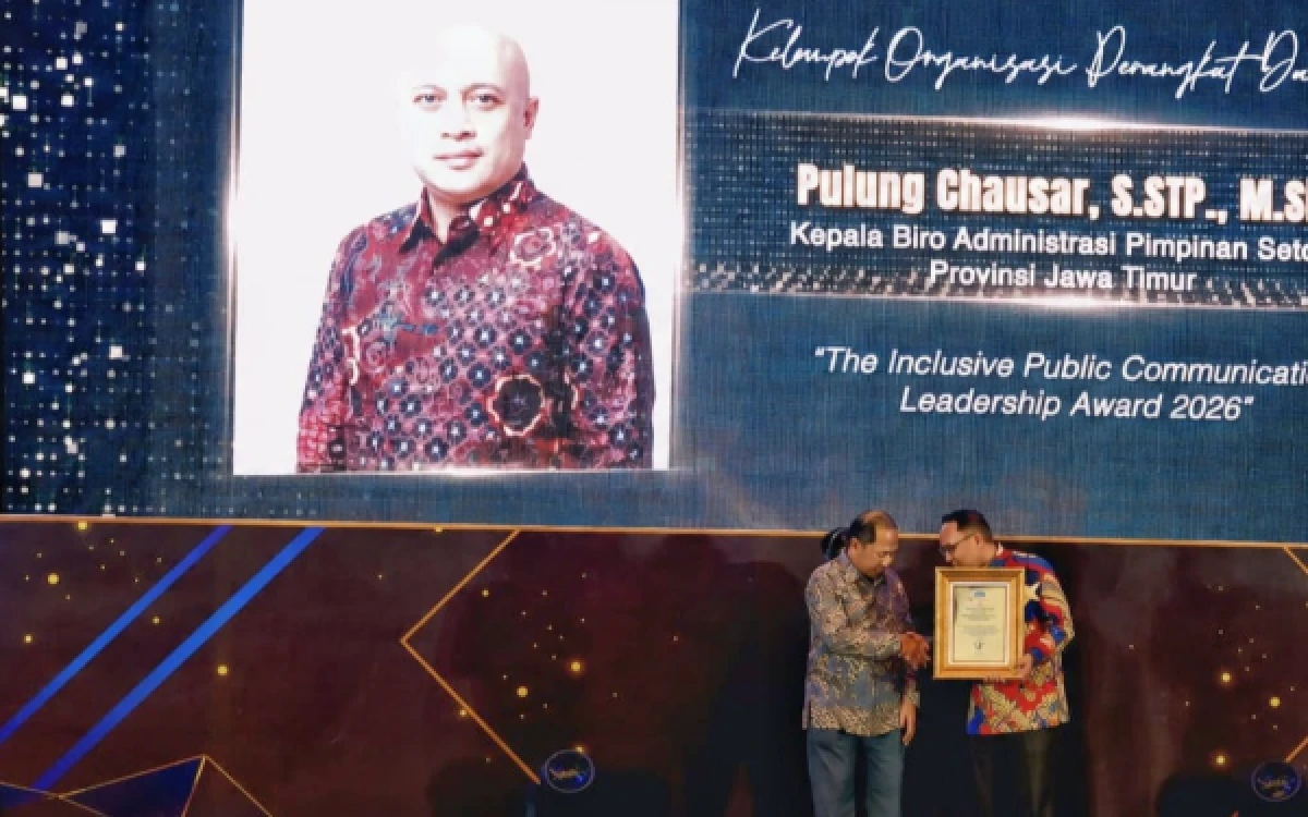 Thumbnail Berita - Kabiro Adpim Jatim Raih Penghargaan Tokoh Pemimpin Komunikasi Publik Inklusif 2026